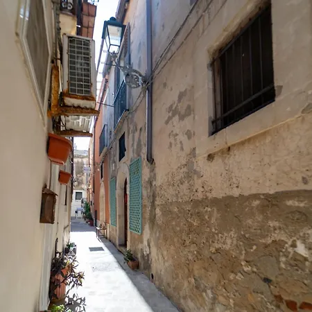 Guesthost - Quaint Ortigia Center *