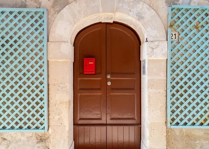 Guesthost - Quaint Ortigia Center Apartment *